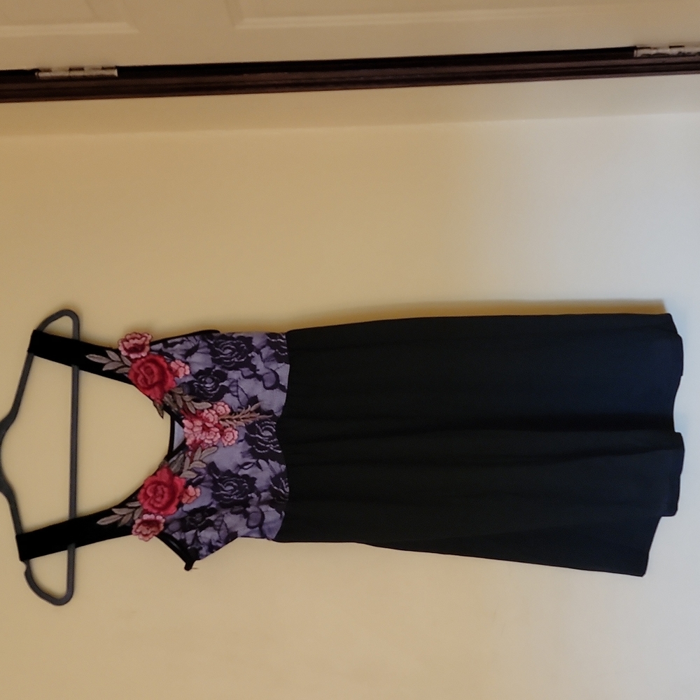 Short black dress with embroidery detail